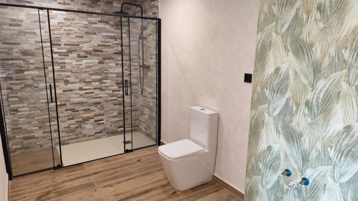 Baño renovado con acabados modernos en tonos neutros
