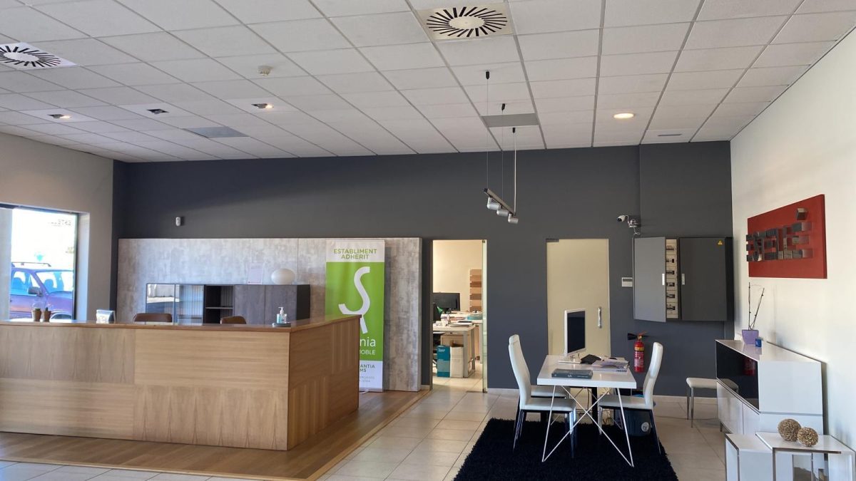 Espacio comercial con paredes en gris y diseño moderno