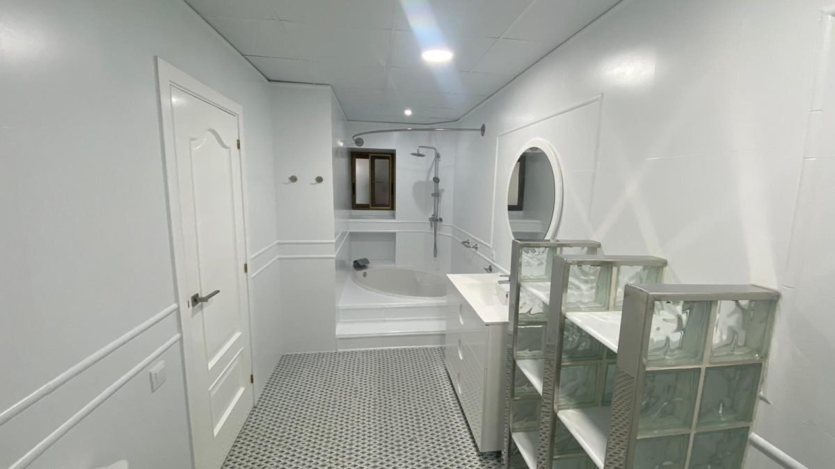 Baño luminoso con paredes en blanco y detalles en gris