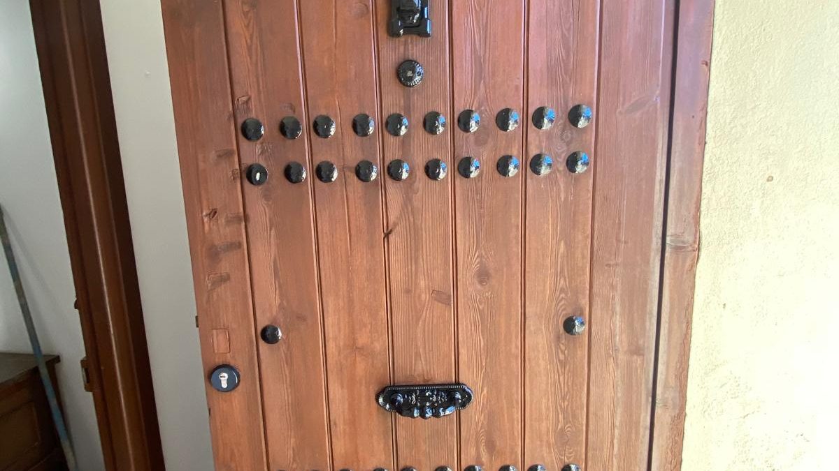 Puerta de madera recuperada y barnizada para resaltar su carácter